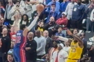 最后发球被托哈碰到了？詹姆斯：是的 我试图越过多人传给东契奇 - 资讯配图