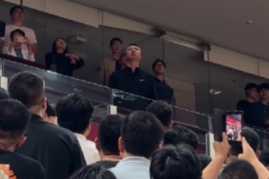 看看谁来了？中国男篮主帅郭士强来到现场 观看深圳VS江苏比赛 - 资讯配图