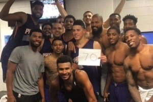 9年前的今天：布克对阵绿军狂砍70分 成为史上最年轻70分先生 - 资讯配图