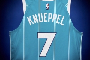 坐等升值!克尼佩尔生涯首秀球衣拍卖 以243200美元的高价成交 - 资讯配图