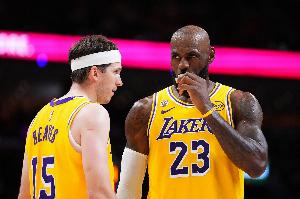 詹姆斯谈对里夫斯的第一印象：他打球不像白人男孩 节奏非常特别 - 资讯配图