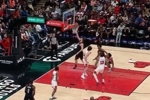 浪费机会！申京顺下接球 晃过防守空篮上丢 - 资讯配图