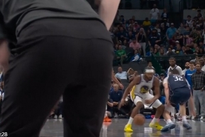 地板太滑了！穆迪受伤前完成抢断快攻时 工作人员还在篮下拖地 - 资讯配图