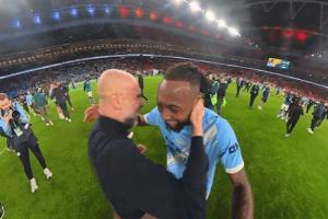 乐开怀！联赛杯夺冠后瓜帅拥抱塞梅尼奥，连拍球员胸口9下 - 资讯配图