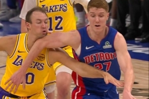 够拼！肯纳德争夺球权被许尔特肘到下巴流血 随后下场接受治疗 - 资讯配图