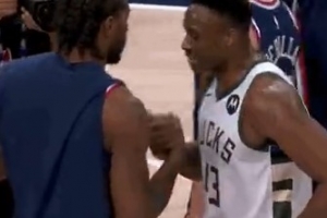 叽里呱啦说啥呢？字母哥哥赛后与伦纳德握手密语 - 资讯配图