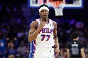 遇到硬茬了!埃奇库姆半场效率一般14中5得到13分5篮板3助攻 - 资讯配图