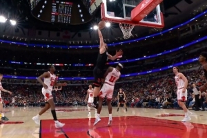 这球很坚决！申京转身过人直杀篮下 起飞单臂隔扣米勒打进加罚 - 资讯配图