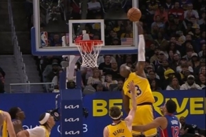 大帽拖哈被裁判吹干扰球！詹姆斯：我已经说了 那球在往下落 - 资讯配图