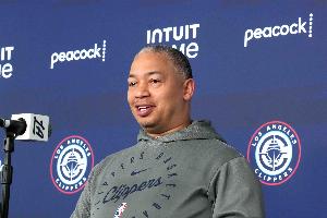 卢谈大胜雄鹿33分:别得意忘形 这对我们是一个很美好的夜晚 - 资讯配图