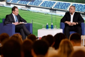 卡洛斯：成为皇马大使是一种荣誉，你能看到这个队徽代表的伟大 - 资讯配图