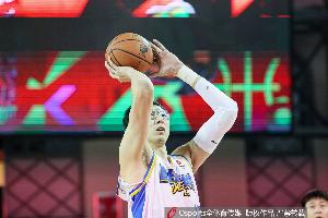 媒体人:周琦关键时刻2罚不中已成新常态 下滑至此大概真的是缺练 - 资讯配图