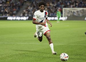 天空：维拉有意巴黎18岁前锋姆巴耶，但可能面临竞争 - 资讯配图