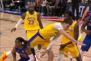 重夺领先！詹金斯急停造成拉拉维亚犯规 两罚全中再反超 - 资讯配图