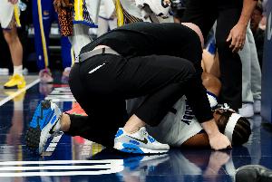 队记：穆迪将随队返回湾区 明日接受MRI具体伤情检查 - 资讯配图