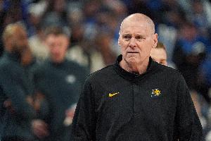 终结16连败!卡莱尔:球队今早开了会 需要尽可能打有意义的比赛 - 资讯配图