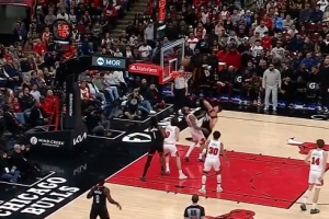 最多落后22分！杜兰特连得5分后申京强攻得手 火箭扳平比分 - 资讯配图