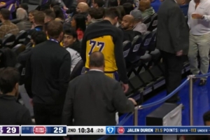 希望没事啊！东契奇膝盖有些不适 已返回更衣室 - 资讯配图