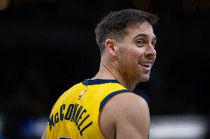 神鬼莫测！麦康纳持球突破送脑后妙传 沃克接球起飞双手暴扣 - 资讯配图