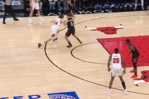 没死球无法换人！布泽利斯最后时刻大打小强吃谢泼德杀死比赛 - 资讯配图