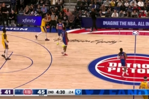 大意了！东契奇被吹走步违例 白白交出球权 - 资讯配图