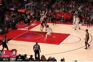 大意了！克林根接球顺下 起飞攻筐被特拉奥雷帽掉 - 资讯配图