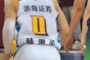 胡金秋最后一攻扣篮成功但被大卫·詹姆斯拍到头部 随后倒地不起 - 资讯配图