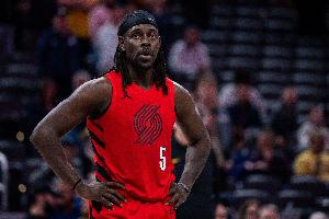 6个失误不应该！霍勒迪半场6中4拿下8分3板4助 - 资讯配图