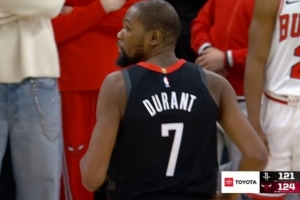 艰难续命！申京助攻杜兰特三分命中 自己也拿到三双 - 资讯配图