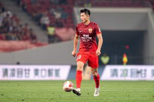 记者谈魏震伤情：眼部受伤有点影响视线，回到上海后得继续治疗 - 资讯配图