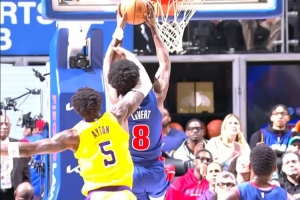 有点危险！勒维尔飞身欲扣遭艾顿从身后抡翻 后者吃一级恶意犯规 - 资讯配图