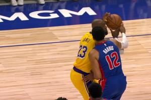 球手一体？詹姆斯转身跳投被吹犯规 活塞挑战成成功还拿回球权 - 资讯配图