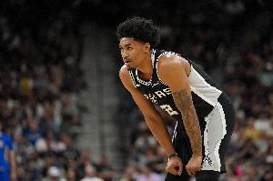 板凳发力!哈珀14中9拿21分6助 凯尔登14中7砍21分6板 - 资讯配图