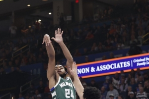 被雄鹿裁了！媒体人：小火车是最近几年自私篮球的杰出代表 - 资讯配图