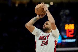 命中率不高！鲍威尔18投7中&三分11中4 空砍21分4板2助 - 资讯配图