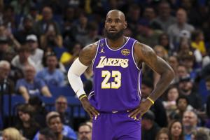 詹姆斯拿到12分9板10助准三双 出现4失误 正负值-8最低 - 资讯配图