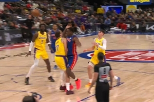 防守也建功！东契奇封堵进攻线路 造成杜伦进攻犯规 - 资讯配图