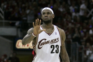 阿里纳斯：我能看出来詹姆斯真老了 幼詹的起跳高度就像坐着扣篮 - 资讯配图