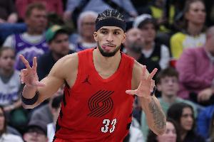 极品3D！卡马拉三分11中9砍下35分3助2断 得分和三分都创生涯新高 - 资讯配图