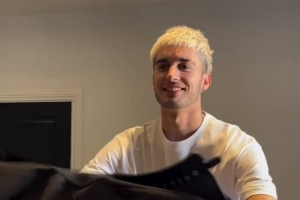 这发型打几分?加纳乔休赛期更换新发型 - 资讯配图