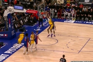 活力十足！范德比尔特积极拼抢 顺势将球点给海斯助后者起飞暴扣 - 资讯配图