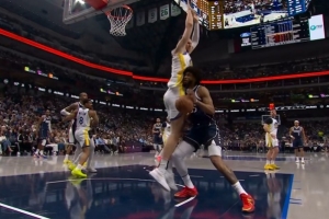 他可经不起折腾了啊！巴格利篮下晃起波尔津吉斯直接撞上造犯规 - 资讯配图