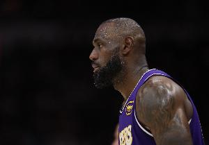 詹姆斯:很满意我们的心理韧性 落后很多最后也只输了一个球权 - 资讯配图