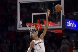 这怎么玩？小米切尔突破提前抛投 文班补防长舒猿臂直接摘帽！ - 资讯配图