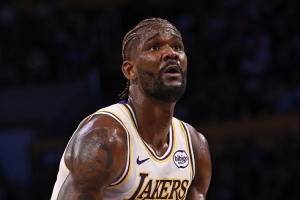 抗住压力！艾顿接球上篮被犯规 关键两罚全中反超活塞 - 资讯配图