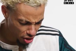 痛苦面具！埃基蒂克品尝利物浦当地食物表情逗乐大家：挺好吃的 - 资讯配图