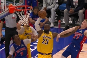 很拼！詹姆斯1抢4冲到前场篮板 随后补篮拿到2分继续追赶 - 资讯配图