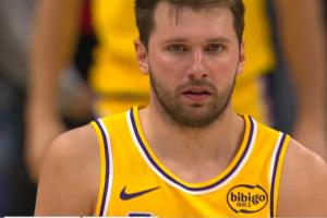 太难了！东契奇面对杜伦防守遮罩 强行转身高难度三分绝平不中 - 资讯配图