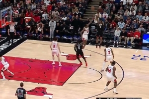 开张！小贾巴里·史密斯命中个人本场首记三分 助火箭反超公牛 - 资讯配图