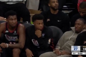 我们怎么失去他的？麦凯恩飚中三分 马克西在板凳席一脸生无可恋 - 资讯配图